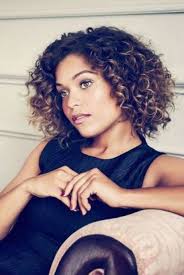 Tout d'abord, faites une queue de cheval basse en plaçant l'élastique de façon lâche. Carre Cheveux Frises Avec Frange Coupe Carre 2021 Les Coupes Pour Avoir La Tete Au Carre