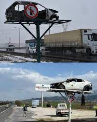 Trânsito | Uma estratégia chocante, mas eficaz: nas estradas da Turquia, placas com carros destruídos em acidentes reais foram instaladas para conscientizar os motoristas sobre os perigos da imprudência. 🚘 A proposta