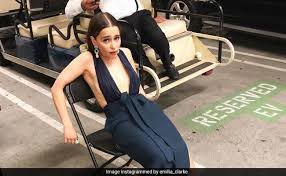 Her father was a theatre sound engineer and her mother is a businesswoman. Emmys 2019 What Happened After Emilia Clarke Burnt Up The Dance Floor
