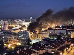 O incêndio ocorreu por cima do. Incendio De Grandes Proporcoes Numa Loja Em Lisboa Sic Noticias