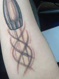 Despite this constant innovation, there is a certain appeal to the flintlocks and black powder guns of a bygone era. 25 Coole Bullet Tattoo Designs Denen Sie Nicht Ausweichen Mochten Promi Tattoos