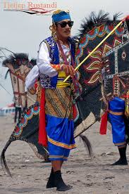 Entdecke rezepte, einrichtungsideen, stilinterpretationen und andere ideen zum ausprobieren. Kuda Lumping One Of The Performer Traditional Outfits Sharp Dressed Man Men Dress