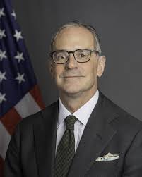 Radosław Sikorski zna Marco Rubio, Karol Nawrocki ma kontakty w MAGA, Trump  lubi Polskę. Czemu Waszyngton nas nie broni przed Rosją? Wina J.D. Vance'a?