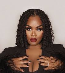 Dee Wolfe's Instagram, Twitter & Facebook