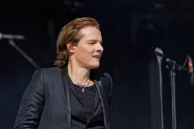 Bénabar a toujours été, de par sa musique et ses albums, un artiste engagé et engageant conservant précieusement dans l'une de ses poches son nez rouge et son maquillage blanc de clown. Benabar Wikiquote Le Recueil De Citations Libres