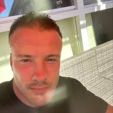 Melding gebouwbrand aan de Goeverneurlaan in Den Haag. Brandweer schaalt op  naar middelbrand en treft een hennepkwekerij aan.  https://regio15.nl/nieuws/branden/33348/middelbrand-in-woning-goeverneurlaan/