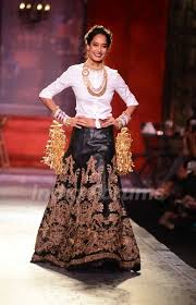 Lisa Haydon walks the ramp in a Monisha Jaisingh creation Indian Couture  Week - Day 3 Photo | 327476