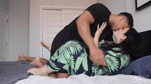 Izzy Wilde est attirée par le copain de sa sœur, elle se faufile dans sa  chambre pour renifler le short de boxeur de son copain - TRANSANGELSS