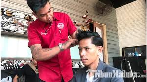 Check spelling or type a new query. Tukang Potong Rambut Jadi Bisnis Menjanjikan Barbershop Menjamur Dan Dijual Murah Tribun Madura