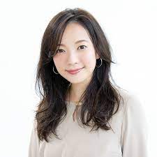トレンド上昇中のレイヤーセミロングは小顔 すっきり効果も狙える 40代のロングヘア ロングヘア 40代 ヘアスタイル レイヤー セミロング