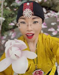 I always feel that God loves me silently. This is the reason why I am still  happy even though I am living a hard and lonely life abroad!