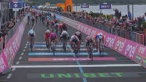 Where to follow the race on tv, giro's website and social. Resumen Del Giro De Italia 2019 Etapa 3 Gaviria Gana Al Esprint Tras Descalifiacion De Viviani As Com
