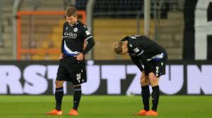 Hradecky traf bei einem kontrollierten rückpass von sinkgraven den ball nicht richtig und hradecky ist übrigens nicht der einzige torhüter, dem im laufenden jahr ein solch unglückliches eigentor. Leverkusens Dragovic Trifft Arminia Bielefeld Ins Mark Kicker