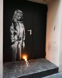 Banksy Sevit Dans Les Rues De Paris 7 Fille Fantomatique Porte Bataclan Banksy Street Art Banksy Rue De Paris
