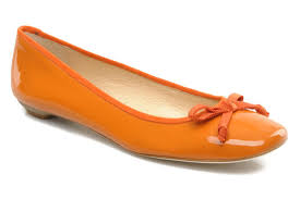 La ballerine est émaillée à la main, le nœud doré est orné d'une perle fantaisie blanche. Des Ballerines De Couleur Pour Le Mariage Mademoiselle Dentelle