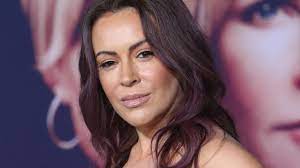1 day ago · alyssa milano was involved in a car accident on tuesday, when her uncle suffered what authorities have said is a possible heart attack while driving on a los angeles freeway. Verkehrsunfall Bei Alyssa Milano Ihr Onkel Erlitt Einen Herzinfarkt Am Steuer