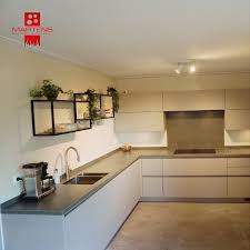 opgeleverde martens keuken keukeninspiratie betonlook vloer met klei kleur kasten bruin marmer blad keukens keuken droomkeuken