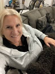 Hello, I'm Paula ,I'm 44 and live in Forest Row. I'd like to meet someone  genuine, empathetic and kind . I'm very disappointed with dating apps like  Hinge so I've decided to