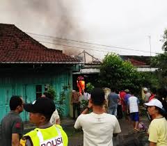 Finance,accounting dan tax manager account executive kriteria. Rumah Milik Warga Tebon Barat Ludes Terbakar Suara Kumandang