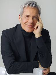 Mal d'amore è il nuovo singolo di claudio baglioni, dopo gli anni più belli, io non sono lì e uomo di varie età, estratto da in questa storia che è un tour nelle più importanti arene indoor d'italia con il palco al centro, per claudio baglioni, durante il quale il pubblico, disposto a 360 gradi. Claudio Baglioni Biografia