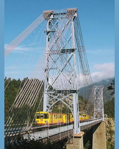 le Train Jaune n° 17327 Villefranche - Font-Romeu traverse le viaduc de la Cassagne ou pont Gisclard, août 2015. © S. Costes 👉Tiré de "L'atlas des viaducs de France T.1" : https://www.boutiquedelaviedurail.com/r/R14 #