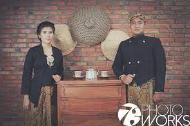 Padahal letak rumah adat panjalin terletak lumayan dekat dengan pasar ini. Foto Prewedding Adat Jawa Dwi Puguh Jasa Foto Pre Wedding 73photoworks