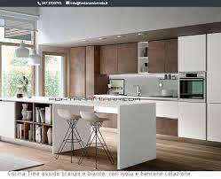Cucina Con Isola E Bancone Colazione E Lavoro Parete Lineare Con Ampi Cestoni Contenitivi E Colo Banconi Da Cucina Arredo Interni Cucina Bancone Isola Cucina