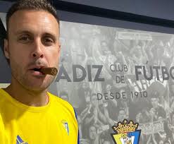 Centro desde la banda derecha al corazón del área donde aparece el futbolista del cádiz para aprovechar la salida en falso de jaume y, de cabeza Juan Cala El Hannibal Smith Del Cadiz