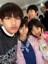 Mulanya, paula menunjukan buku hasil tes usg kepada suaminya sambil baim meminta paula untuk tidak memberitahunya. Foto Taehyung Kecil