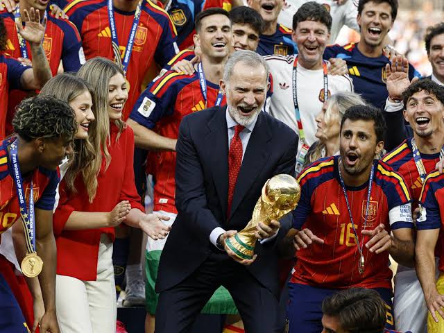 Victoria Federica e Irene Urdangarin celebran la victoria de España