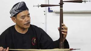 Saluang adalah alat musik tiup dari sumatera barat, serunai dapat dijumpai di sumatera utara, kalimantan. Sejarah Fungsi Dan Pembuatan Alat Musik Rebab Guratgarut
