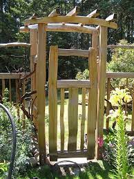 Diy sorgt dafür, dass sie kostenschonend mit ihren eigenen ressourcen umgehen. Gartentor Selber Bauen 40 Super Beispiele Archzine Net Gartentor Selber Bauen Ein Ganz Ausgefa Garden Gate Design Wooden Garden Gate Garden Arbor With Gate