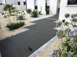 Une allée gravillonnée est très esthétique, et peut nos professionnels de l'aménagement de jardin ont justement résumé pour vous toutes les étapes de réalisation d'une allée gravillonnée Allees De Jardin 8 Idees Pour Embellir Votre Exterieur