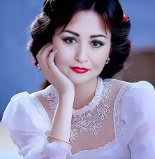 FOTO 😲 Cum a fost surprins președintele României la Roșia Montană alături  de familie: „Un vechi prieten şi susținător al Roșiei Montane!” 🤩⛪ ==>  https://knd.ro/4l51