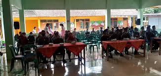 Mendatangi langsung rumah pemilih yang akan di coklit. Penetapan Daftar Pemilih Tetap Pilkades Desa Sumberagung Tahun 2021
