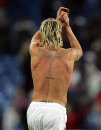 Beckham als geflügelter engel, das große tattoo auf dem rücken ließ beckham im jahr 2000 stechen. David Beckham S Tattoos Und Ihre Bedeutung In Chronologischer Reihenfolge Gq Germany
