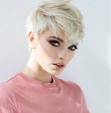 Los cortes de pelo pixie son tendencia en el 2018/2019,su sencillez y detalles femeninos te alejarán de la monotonía,transformando tu apariencia y convirtiéndola en una relevante ante cualquier circunstancia. Los Mejores Cortes De Pelo Corto Primavera Verano 2021 Para Mujer Tendenzias Com