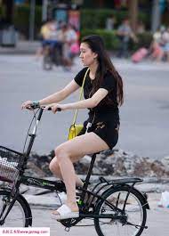 街拍热裤美女骑自行车 stationary bike bike bicycle