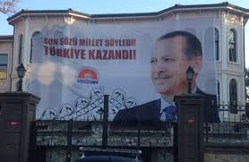 İşte başbakan erdoğan'ın unutamadığı o ev. Erdogan In Kisikli Daki Evinin Onunde Pankart Acildi Sayfa 4 Son Dakika Haberler