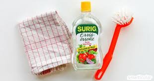 Universalhelfer Essigessenz 17 Anwendungen Fur Haushalt Und Garten Essigreiniger Haushalt Essigessenz