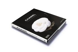 Perhaps the only thing that can class up a room faster than a here, you'll find a collection of some of the best chanel coffee table books on the market. Chanel Collections And Creations Collections And Creations By Daniele Bott 9780500513606 Booktopia