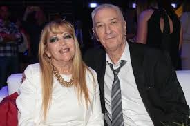 El cantante habló de la enfermedad de su esposa que la mantiene postrada en la cama y con respirador, ya que sus pulmones le funcionan al mínimo. Hablo Por Primera Vez La Esposa De Mauro Viale Y Recordo Los Ultimos Dias Del Periodista Tv La Voz Del Interior