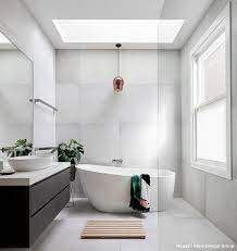 516 Likes 11 Comments Houzz Australia Houzzau On Instagram Large Skylight Floods This Bat Bathroom Interior Design Modern Bathroom Bathroom Inspiration