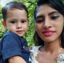 Ella es Karla Portillo y su hijo de 4 años quienes perdieron la vida en un  trágico accidente en Pasaquina, La Unión. Karla laboraba en la alcaldía de  Bolívar.