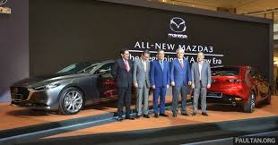 Tại thị trường malaysia, mazda 3 2019 được phân phối dưới dạng nhập khẩu nguyên chiếc với 3 phiên bản, bản tiêu chuẩn và bản cao cấp mới có thêm tùy chọn hatchback, các biến thể nằm giữa chỉ có cấu hình sedan. 2019 Mazda 3 Launches In Malaysia