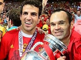 Het nieuwe spanje ek 2012 thuisshirt is officieel bekend. Spanje Prolongeert Ek Titel En Levert Unieke Prestatie