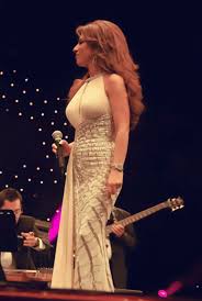 تركز الفنانة اللبنانية نجوى كرم كثيراً على اختيار تصاميم وقصات فساتين تبرز رشاقة خصرها ونحافته بشكل أنثوي لافت في تناسق مع قوامها لإظهاره من دون أي عيوب، ولذلك فهي تلجأ في أغلب الإطلالات الى الفساتين الضيقة وتختار بعضها باللون الابيض وتصلح عزيزتي العروس لتستوحي منها. ÙØ³Ø§ØªÙŠÙ† Ù†Ø¬ÙˆÙ‰ ÙƒØ±Ù… 2021 Ø¨ÙŠÙˆØªÙŠ