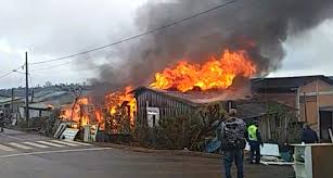 Com a chegada dos policiais, o criminoso contou que cometeu o crime com a intenção de ser preso porque queria fugir de uma facção criminosa que atua na região. Incendio Atinge Casa Em Chapeco E Moradores Retiram Moveis