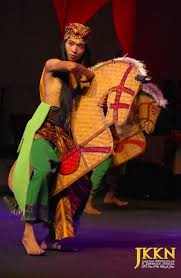 Sedikit bayaran akan dikenakan jika menjemput kumpulan tarian ini mempersembahkan tarian piring. Jkkn Pemetaan Budaya Tarian
