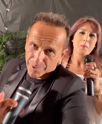 Basta…ti lascio…non posso stare con un tirchio come te…tieni ti lascio anche l'anello…e la scatola dov'è!!! Reggio Uccio De Santis Conquista Il Pubblico Al Lido Della Polizia Calabria Live